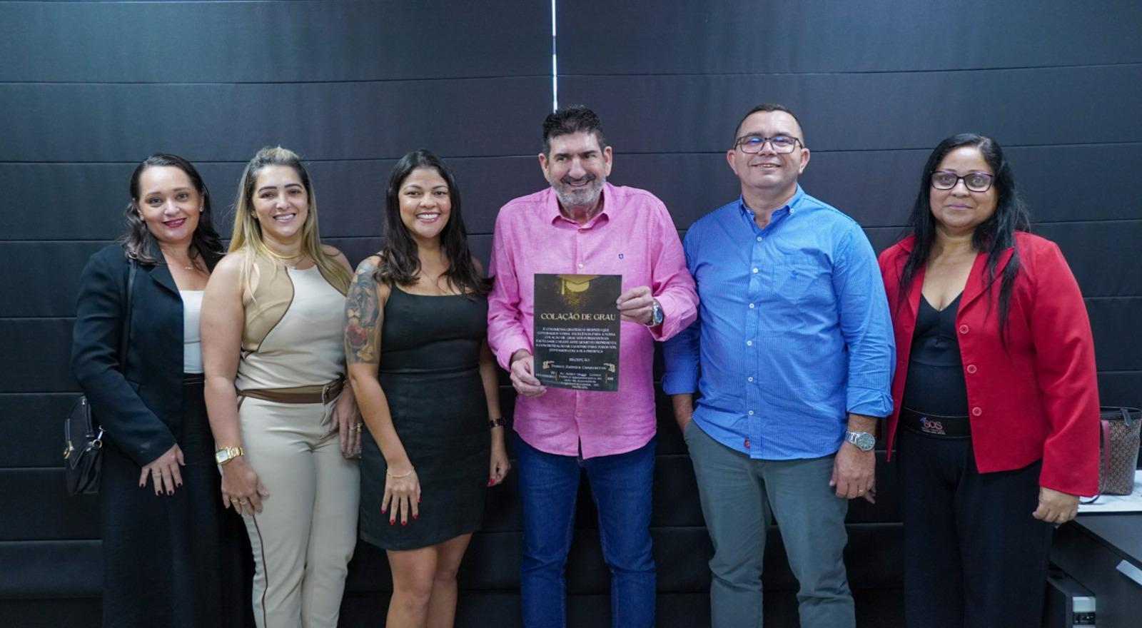 Deputado Dr. João garante colação de grau para alunos da Faculdade Invest no Teatro Zulmira Canavarros.