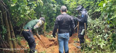 Policiais civis investigam cemitério clandestino em Rondonópolis, onde 10 corpos foram encontrados.