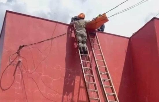 Bombeiros resgatam trabalhador que sofreu choque elétrico em Sinop.