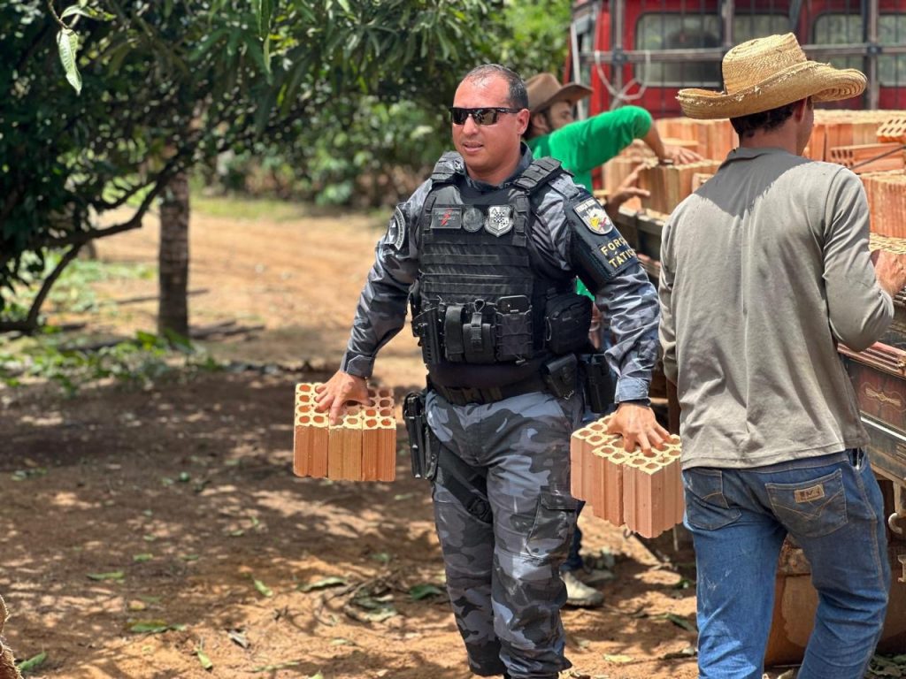 Força Tática de Tangará da Serra ajudando na reconstrução após incêndio em Aripuanã.