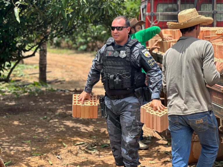 Força Tática de Tangará da Serra ajudando na reconstrução após incêndio em Aripuanã.