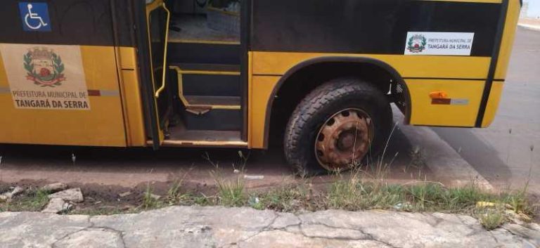 Ônibus escolar interceptado pela polícia em Tangará da Serra após invasão de avenida.