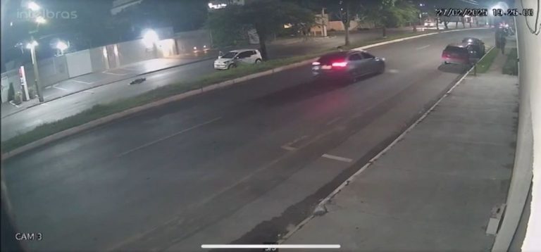 Câmera de segurança flagra jovem de 19 anos sendo baleado durante uma fuga após assalto em Cuiabá.