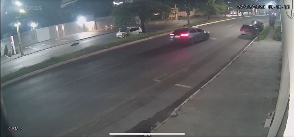 Câmera de segurança flagra jovem de 19 anos sendo baleado durante uma fuga após assalto em Cuiabá.