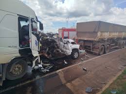 Acidente fatal na BR-163 em Sinop com carro esmagado entre carretas.