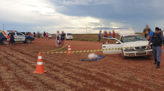 Carro capotado na MT-270 em acidente fatal próximo a São Lourenço.
