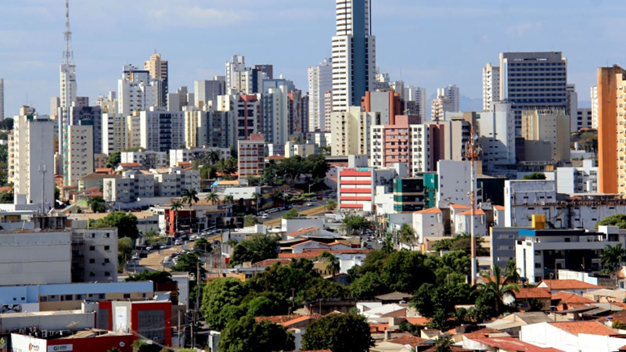 Imagem de Cuiabá com empreendimentos imobiliários, ilustrando o crescimento recorde do setor em 2024.