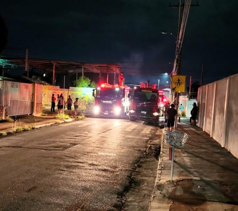 - Bombeiros controlando incêndio em fábrica de espuma em Cuiabá.
