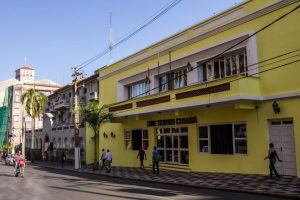Dançarinos participando de oficina de Hip Hop no Cine Teatro Cuiabá.O evento faz parte da Lei Paulo Gustavo e busca fortalecer a cultura Hip Hop na região.