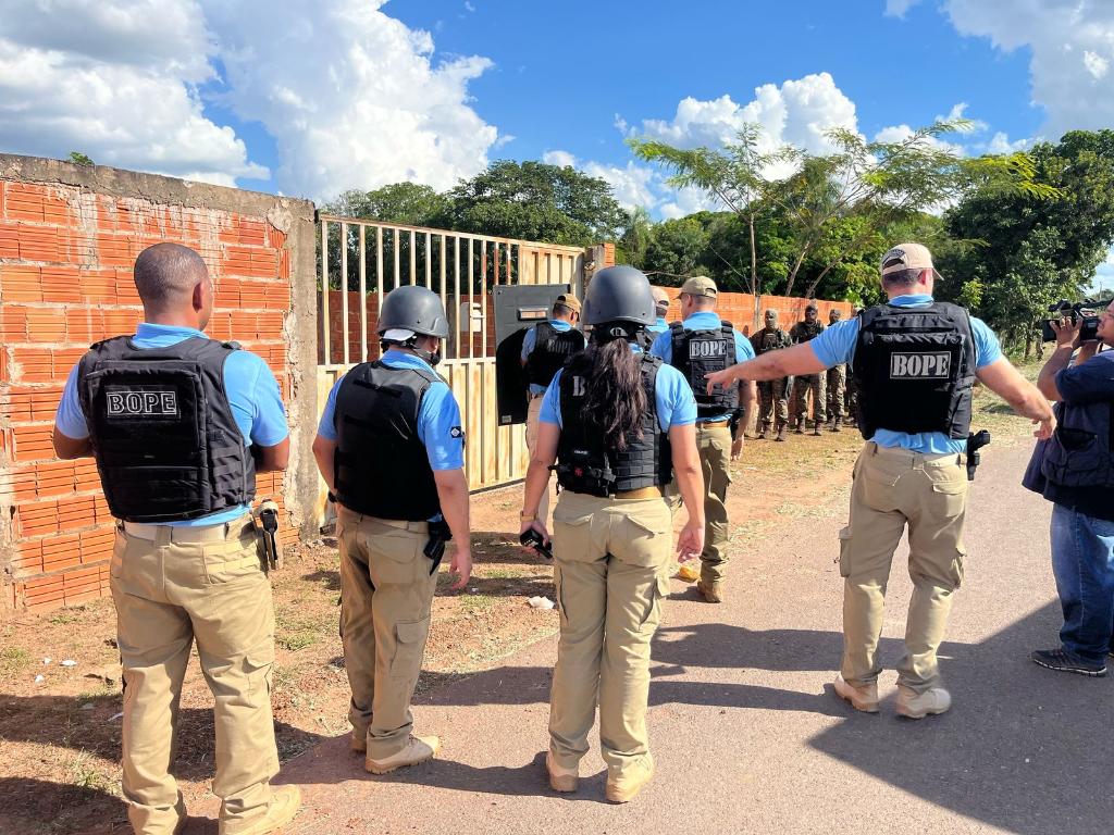 A Polícia Militar resgata reféns em Cuiabá e prende sequestrador.