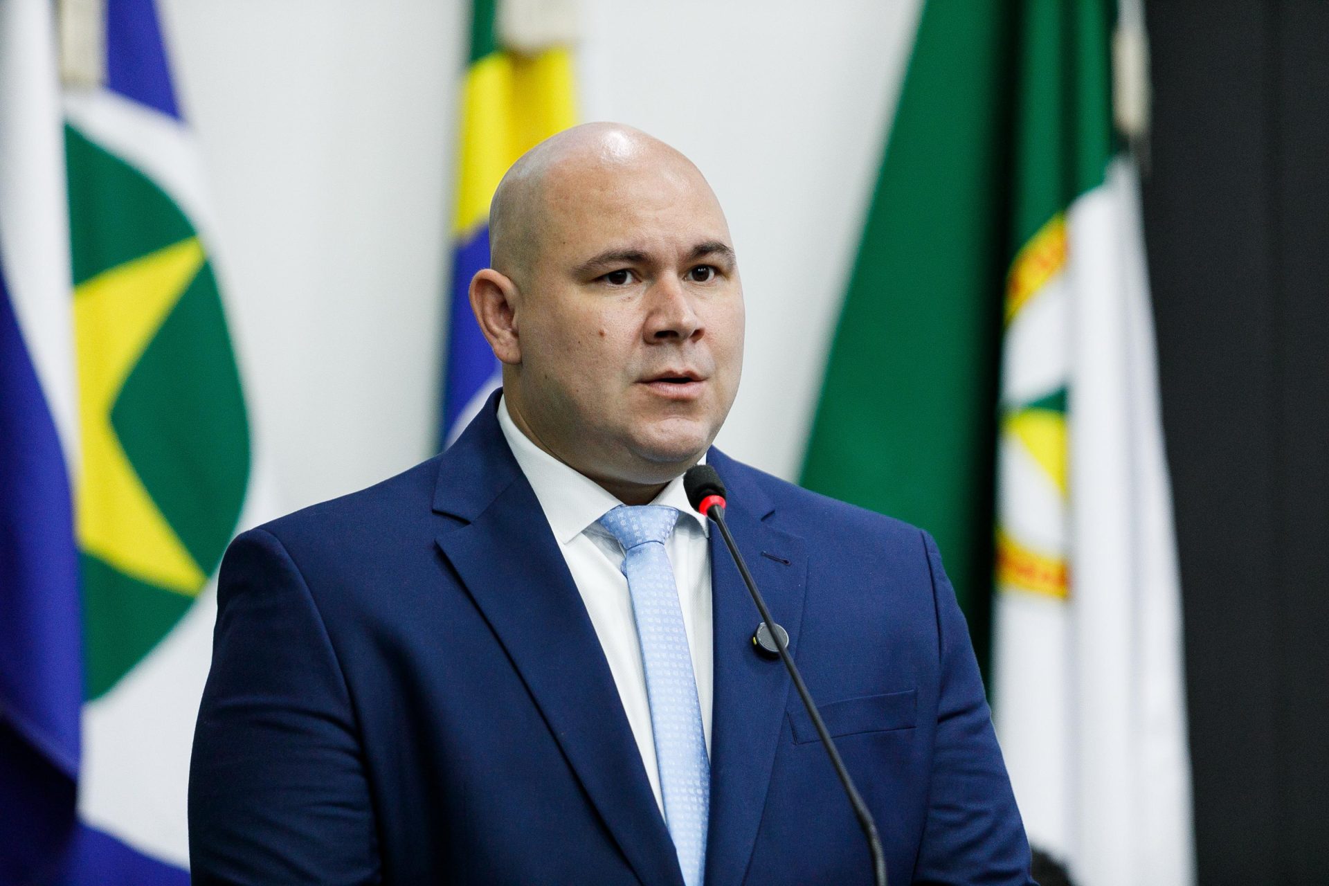 Mutirão de limpeza em Cuiabá mobiliza população para revitalização urbana.