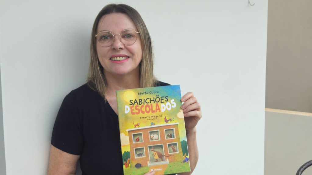 Capa do livro "Sabichões dESCOLAdos" de Marta Cocco, um lançamento que une poesia infantil e educação.