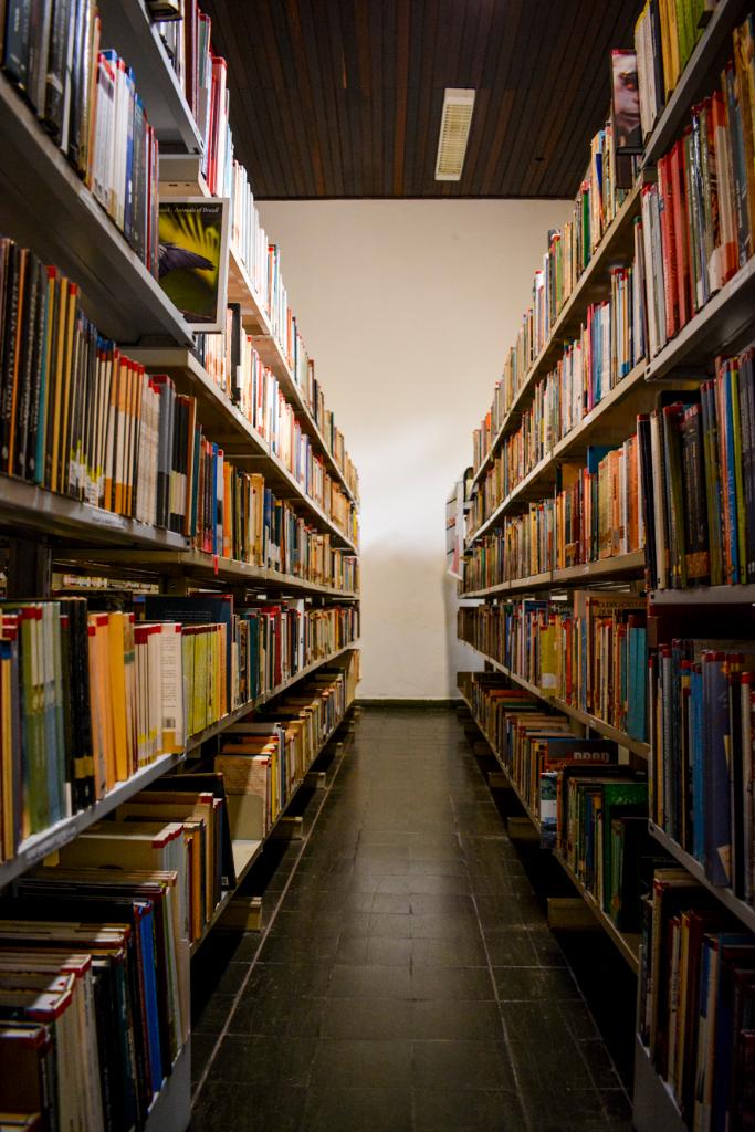 Fachada da Biblioteca Estadual Estevão de Mendonça, centro histórico de Cuiabá.