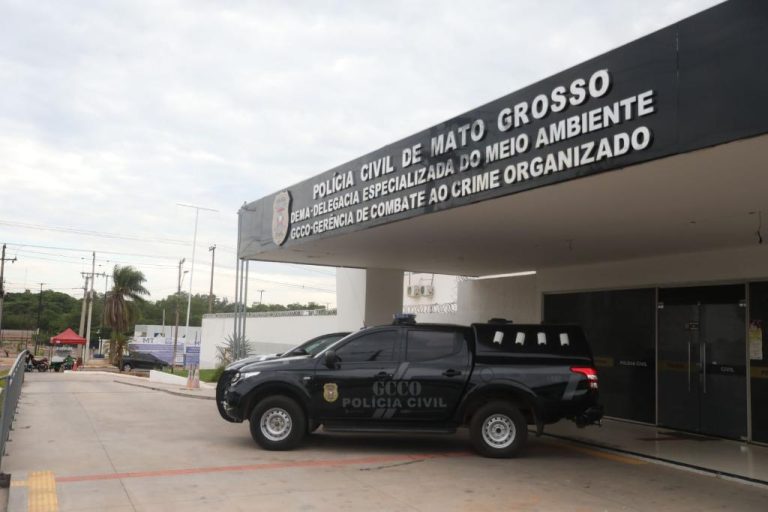 Policiais civis durante a operação Tabuleiro Quebrado contra o crime organizado.