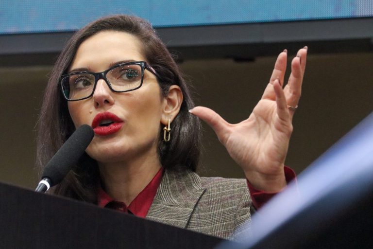 - Janaina Riva discute perdas salariais dos servidores de Mato Grosso na Assembleia Legislativa.