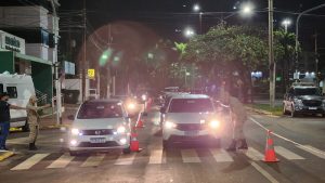 Polícia Militar e Detran fiscalizam motoristas na Operação Lei Seca em Tangará da Serra durante o Carnaval.