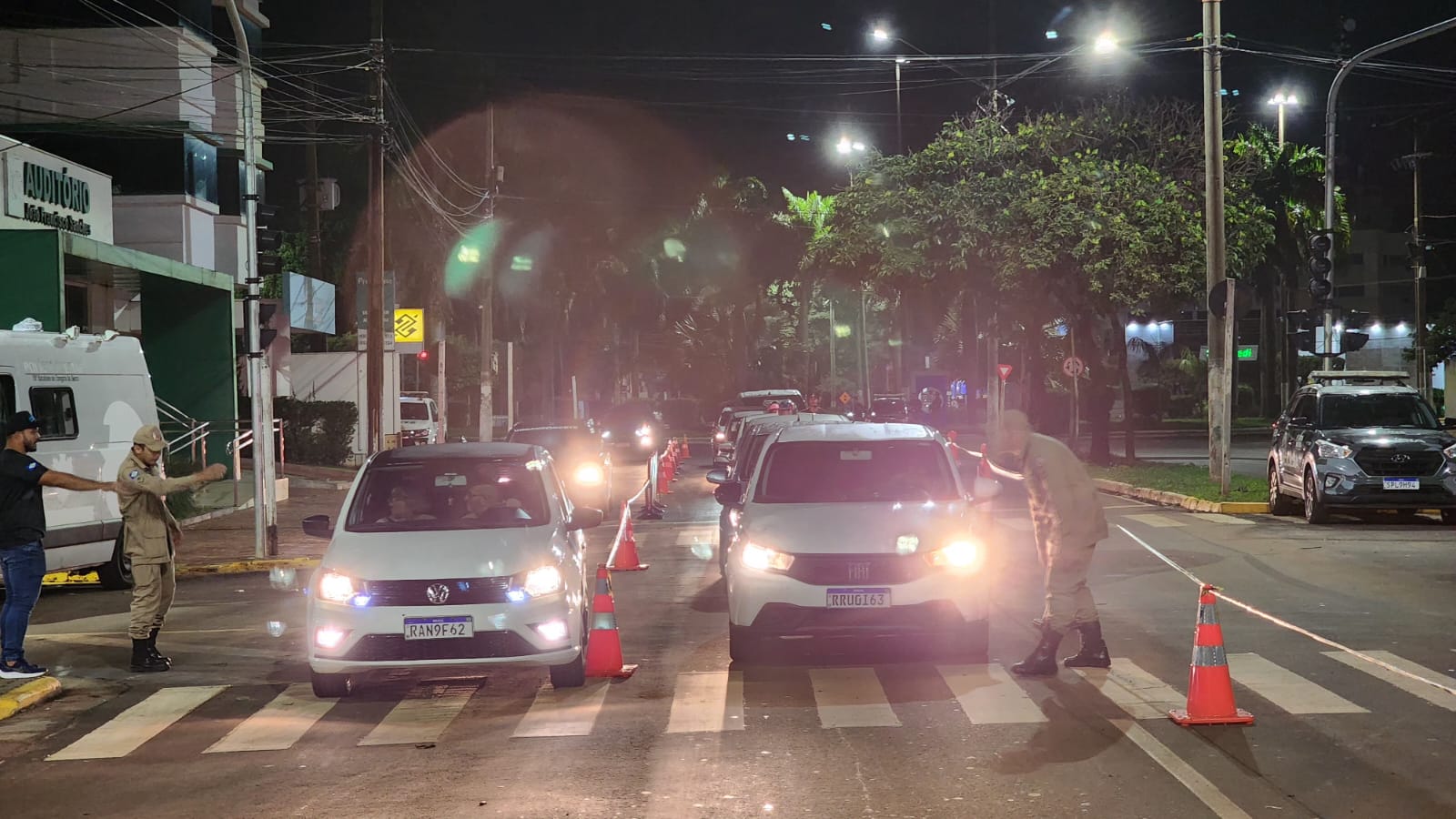 Polícia Militar e Detran fiscalizam motoristas na Operação Lei Seca em Tangará da Serra durante o Carnaval.