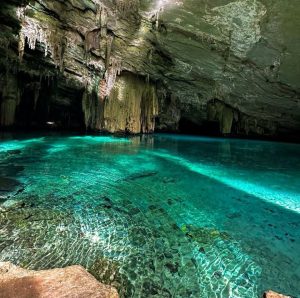 Vista da Gruta da Lagoa Azul, em Nobres, com águas cristalinas e vegetação preservada.