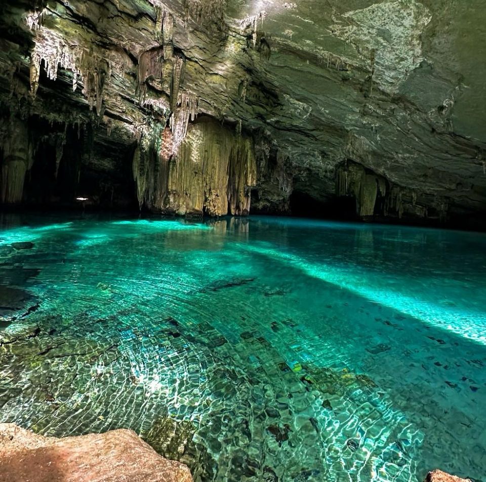 Vista da Gruta da Lagoa Azul, em Nobres, com águas cristalinas e vegetação preservada.