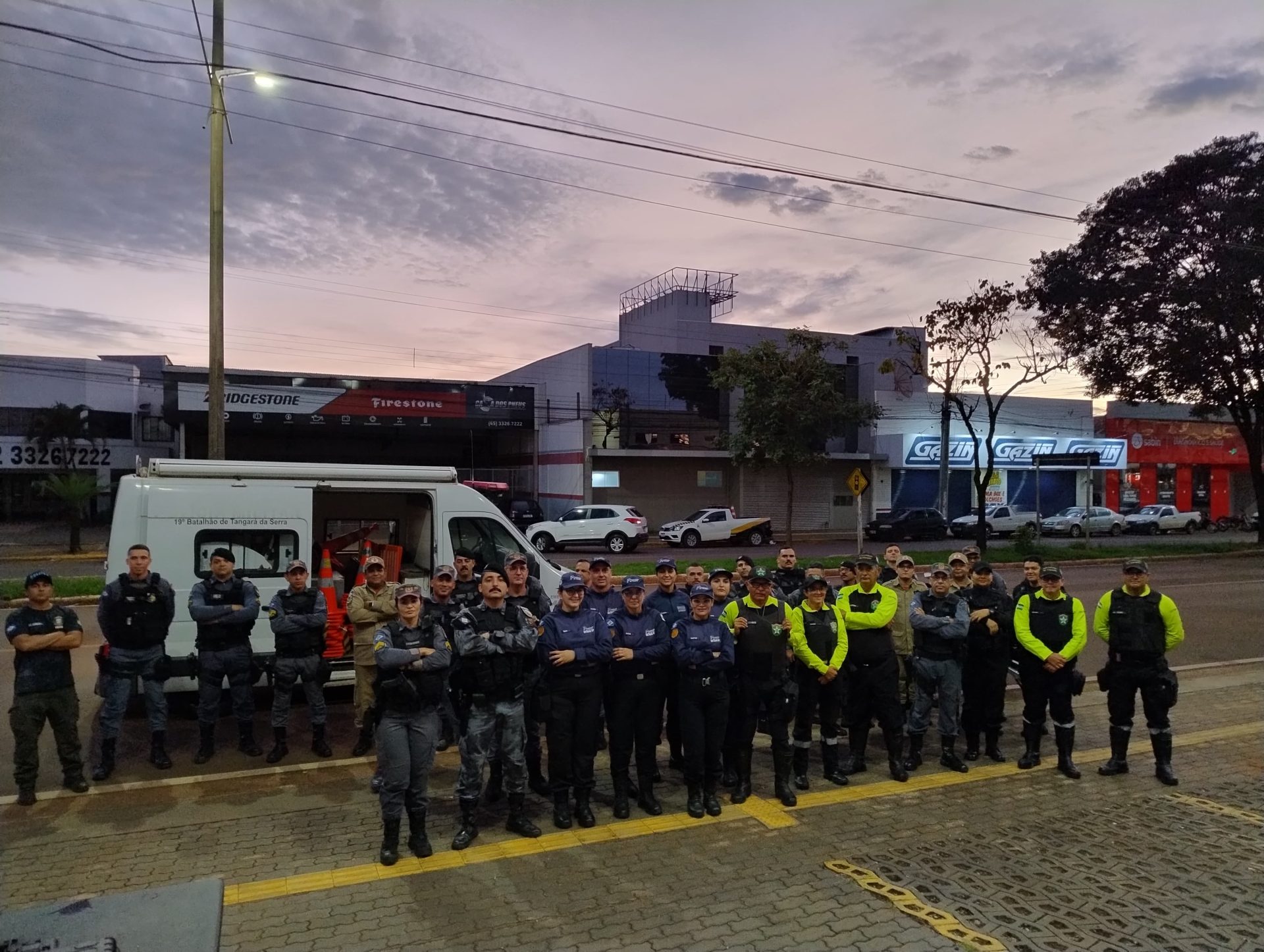Agentes de segurança em fiscalização da Operação Lei Seca em Tangará da Serra.