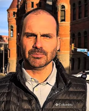 Eduardo Bolsonaro anuncia licença do mandato e permanência nos EUA em meio a investigação.