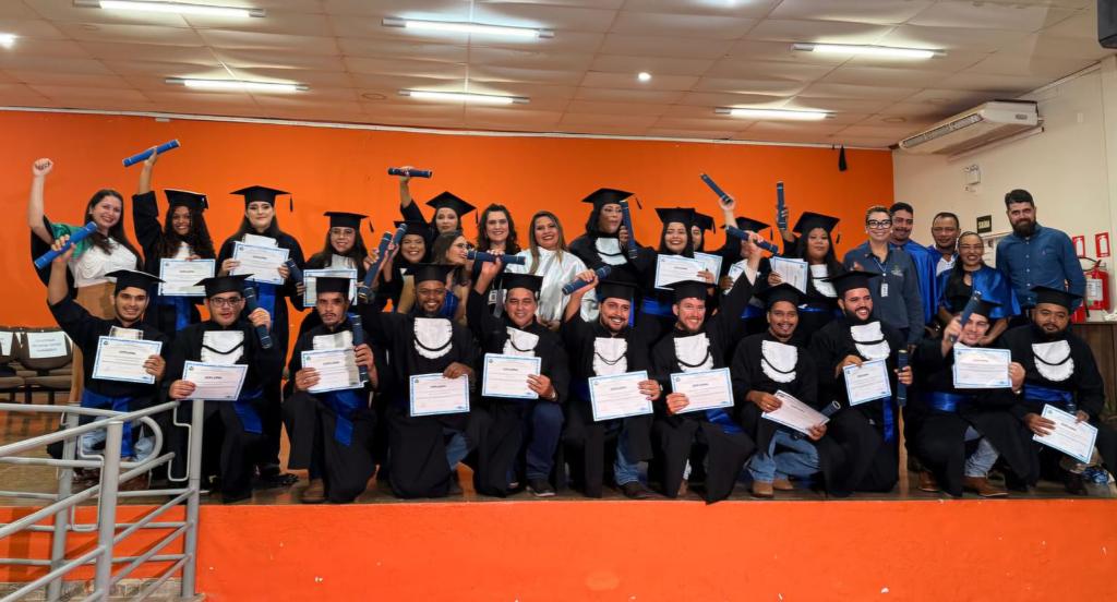 Formandos do Curso Técnico em Agropecuária da ETEC Tangará celebram sua graduação.