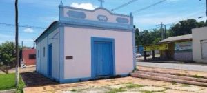 Igreja Santa Cruz de Barra do Bugres restaurada, destacando sua arquitetura e arte sacra.
