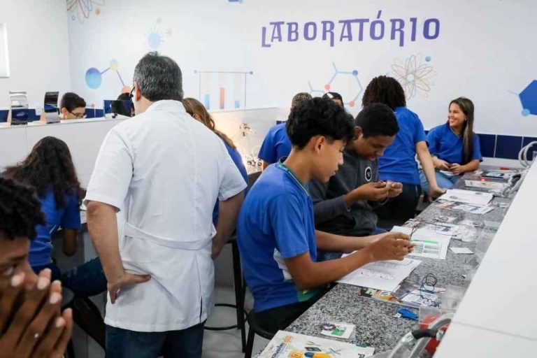 Estudantes e professores desenvolvendo projeto científico em sala de aula pelo programa PIE.