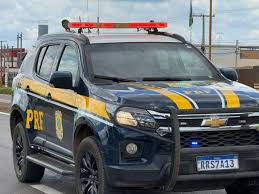 Carro destruído após colisão na BR-070, com equipes de resgate no local.