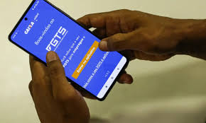 Trabalhadores recebem pagamento do FGTS pelo saque-aniversário.