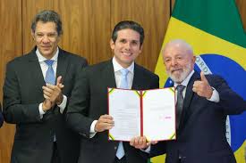 Lula anuncia aumento da isenção do Imposto de Renda para R$ 5 mil.