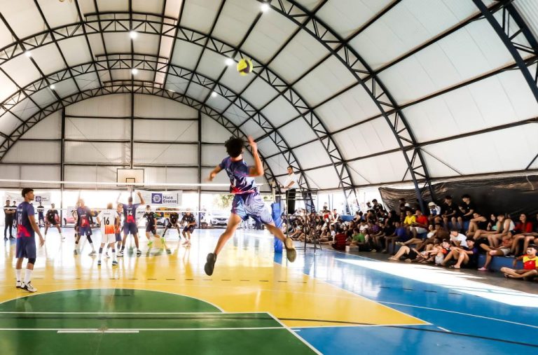 Jovens atletas competem nos Jogos Escolares e Estudantis de Mato Grosso 2025.