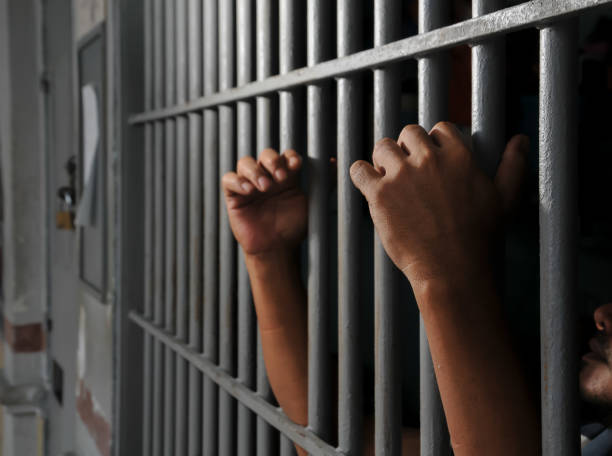 Policial penal em unidade prisional de Mato Grosso, refletindo os desafios da carga horária e saúde mental.