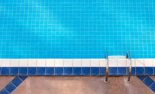 Piscina residencial segura com proteção para crianças.