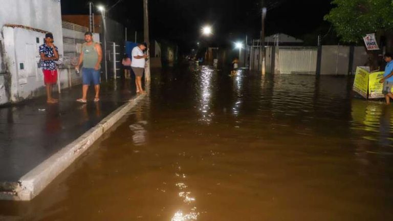 Alagamento em Várzea Grande após fortes chuvas com famílias desabrigadas.