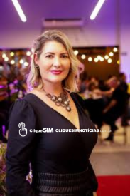 Márcia Kappes recebe o prêmio Destaque Empresarial ACITS 2024 em Tangará da Serra.