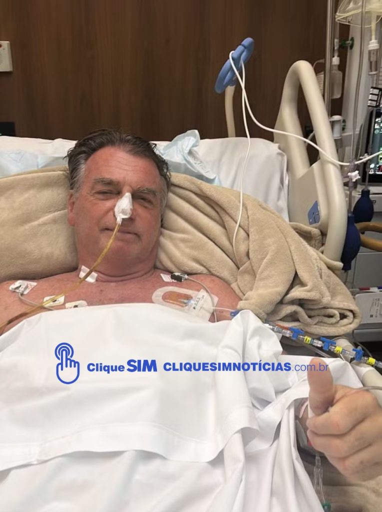 Bolsonaro caminha no hospital após cirurgia intestinal em Brasília