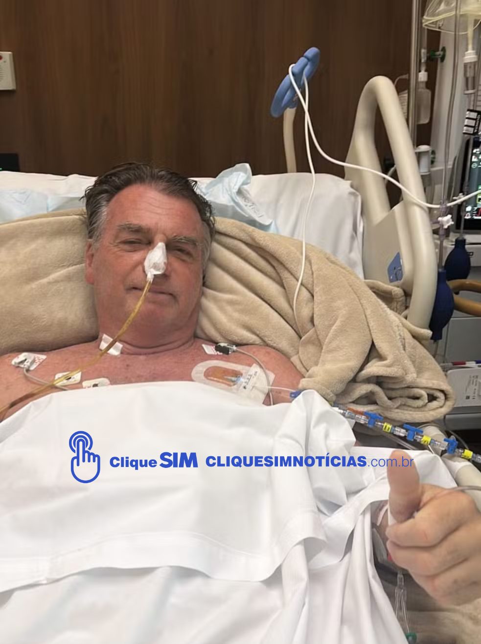 Bolsonaro caminha no hospital após cirurgia intestinal em Brasília