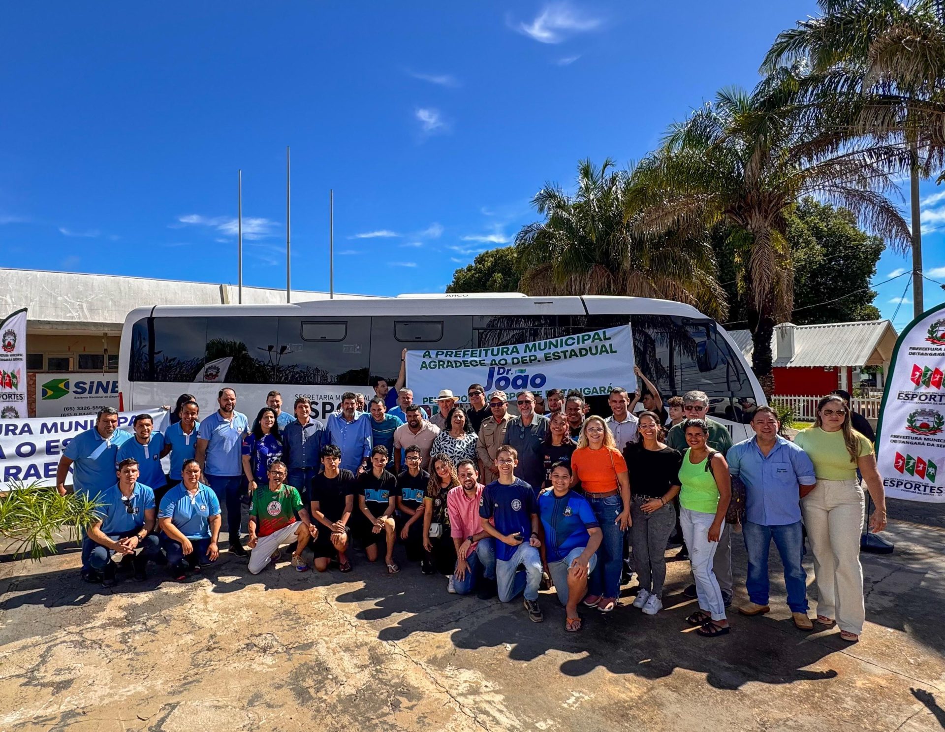 Dr. João entrega micro-ônibus para atletas em Tangará da Serra com apoio de emenda parlamentar