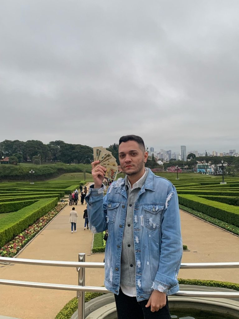 Dane Max realiza leitura de tarô em Tangará da Serra como forma de autoconhecimento