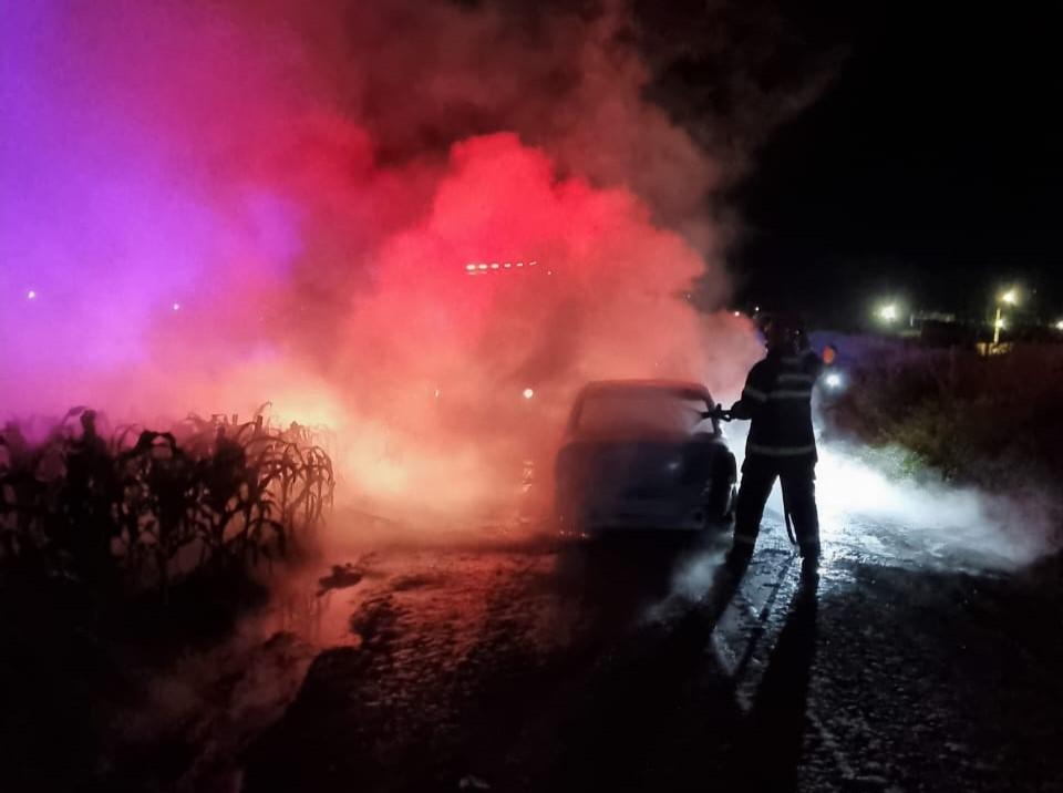 Bombeiros combatendo incêndio em carro no Jardim das Palmeiras, MT.