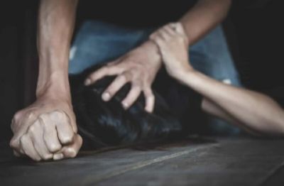 Mulher vítima de tentativa de feminicídio recebe atendimento da polícia após escapar do agressor.