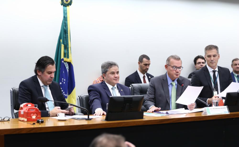 Wellington Fagundes na instalação da Comissão Mista de Orçamento criticando o atraso no Orçamento de 2025.