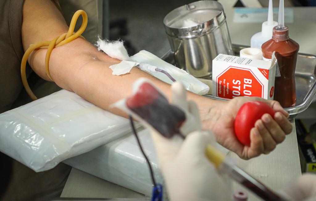 Doadores realizam doação de sangue no MT Hemocentro em Cuiabá com estoques críticos dos tipos O-, A- e O+.
