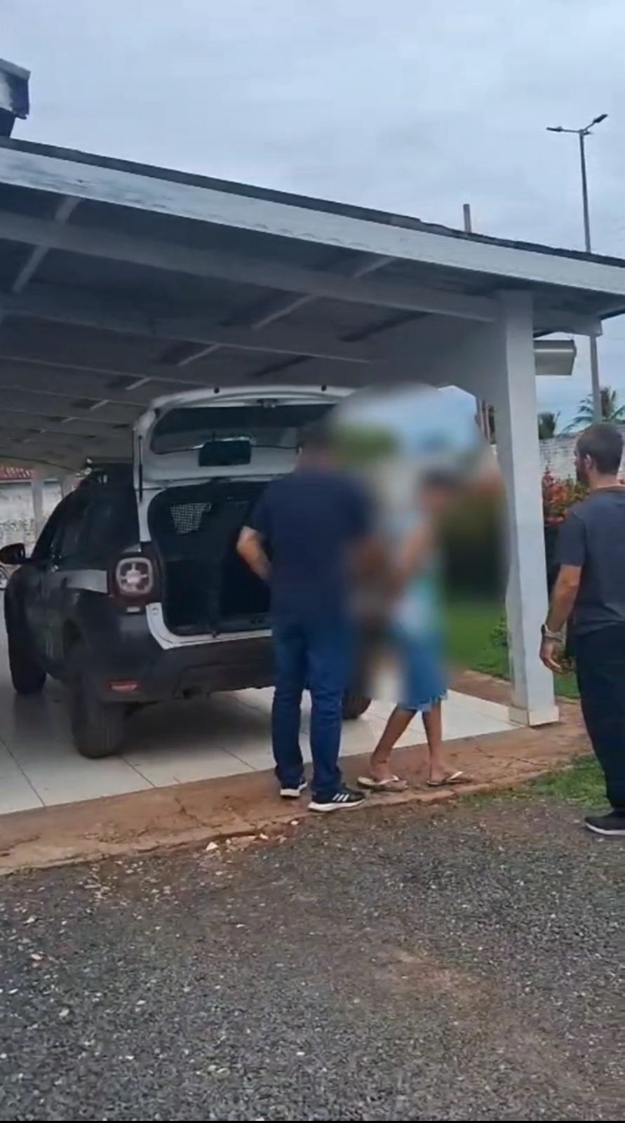 Viatura da Polícia Civil durante prisão de foragido por estupro e homicídio em Nova Olímpia.