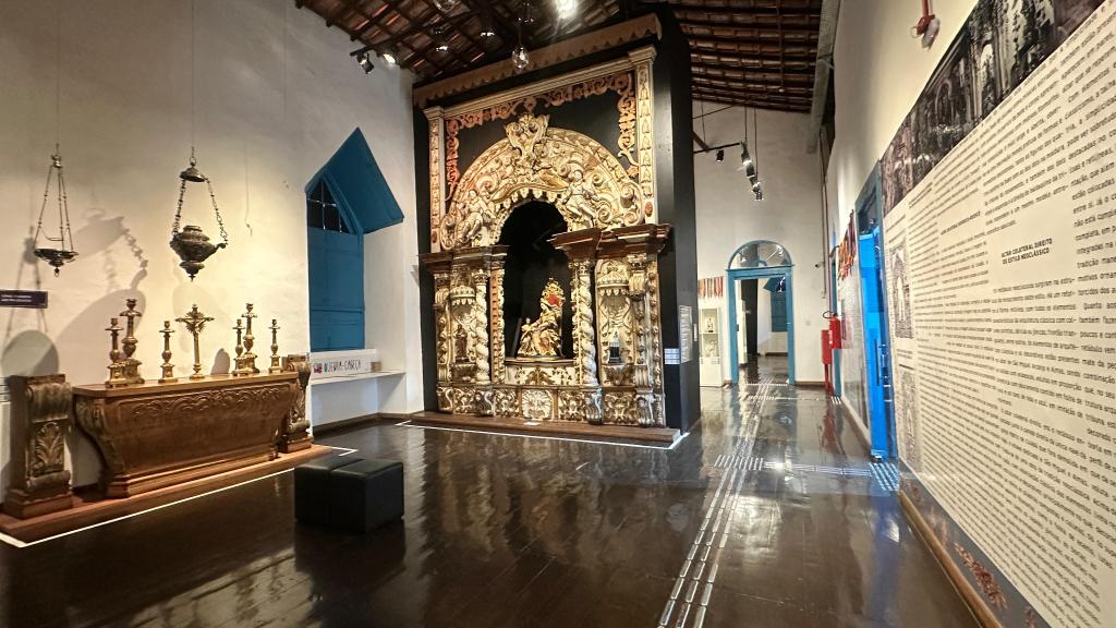 Fachada iluminada do Museu de Arte Sacra em Cuiabá durante o Tour Noturno em celebração ao aniversário da cidade.