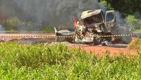 Caminhonete incendiada após colisão frontal com caminhão, vítimas carbonizadas