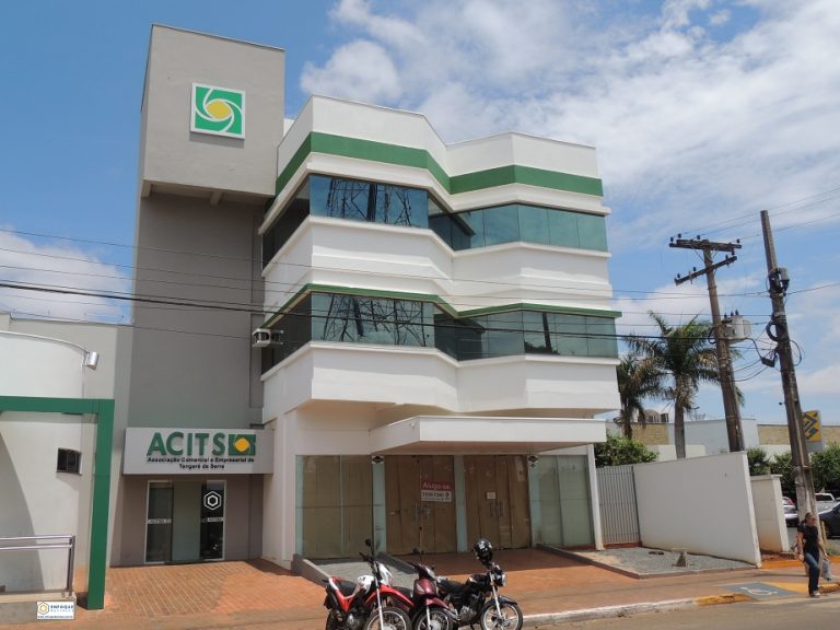 Fachada da ACITS em Tangará da Serra com nota sobre feriado de aniversário antecipado