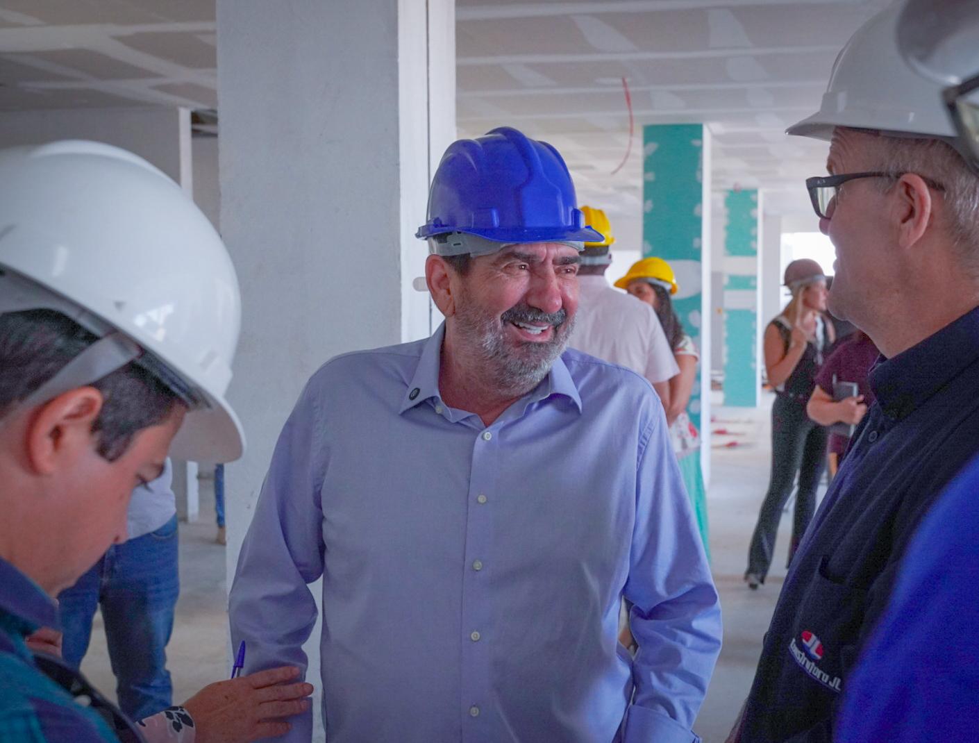 Dr. João visita Hospital Universitário Júlio Müller e propõe doação de equipamentos para cidades do interior