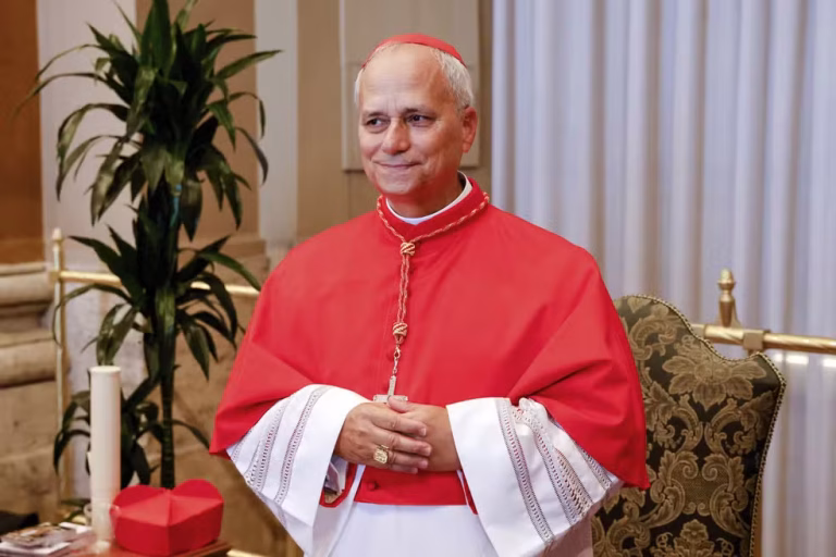 Fumaça branca anuncia eleição do Papa Leão XIV, primeiro pontífice americano.